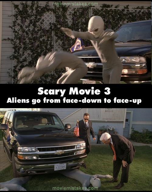 Phim Scary Movie 3, người ngoài tinh hành ngã úp mặt xuống đất nhưng khi nhìn gần, họ lại nằm ngửa mặt lên trời.